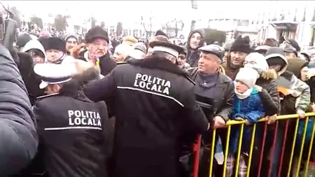 Îmbrânceli și cozi de sute de metri la fasole cu ciolan, de Ziua Națională