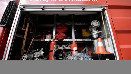 Un copil de 3 ani și bunicul său au fost salvați de pompieri după ce au căzut într-o fântână de 10 metri