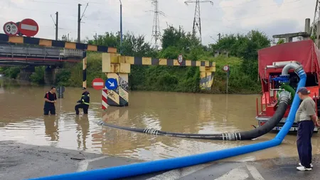 Inundații de proporții la Brașov. Mai multe persoane au rămas blocate în apă | VIDEO