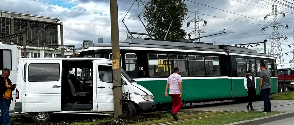 Trei persoane au fost rănite, după ce un microbuz a fost lovit de un tramvai în Iași