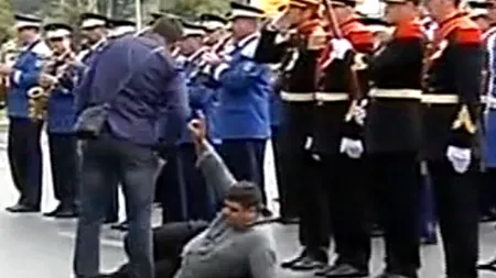 Protest la ziua pompierilor. Un angajat dat afară s-a întins pe jos în fața lui Ponta, Oprescu, Oprea și Raed Arafat. Foto în articol