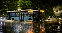 Atenție! Codul roșu de ploi și vijelii închide școlile din România. Trenurile CFR, anulate sau întârziate / Ce spune prefectul Capitalei