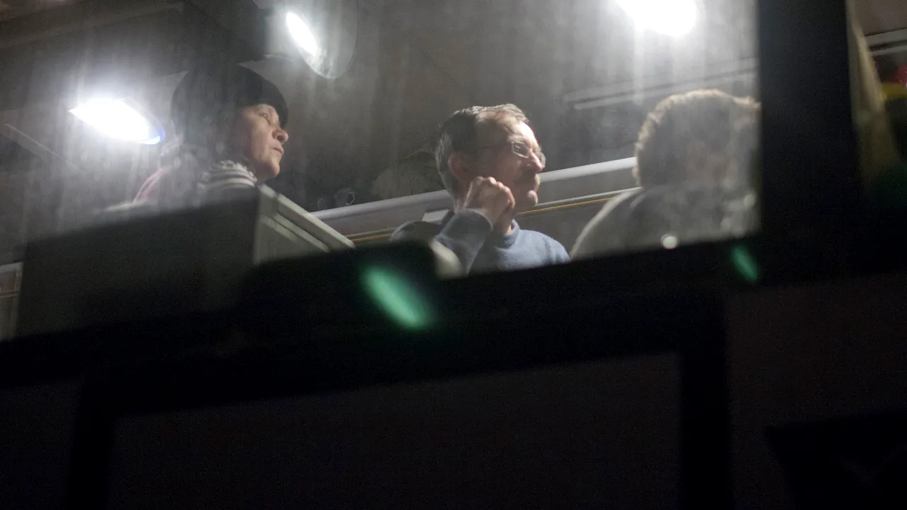 Trei șoferi ai autocarelor rămase înzăpezite cu călători într-o localitate din Vaslui, amendați