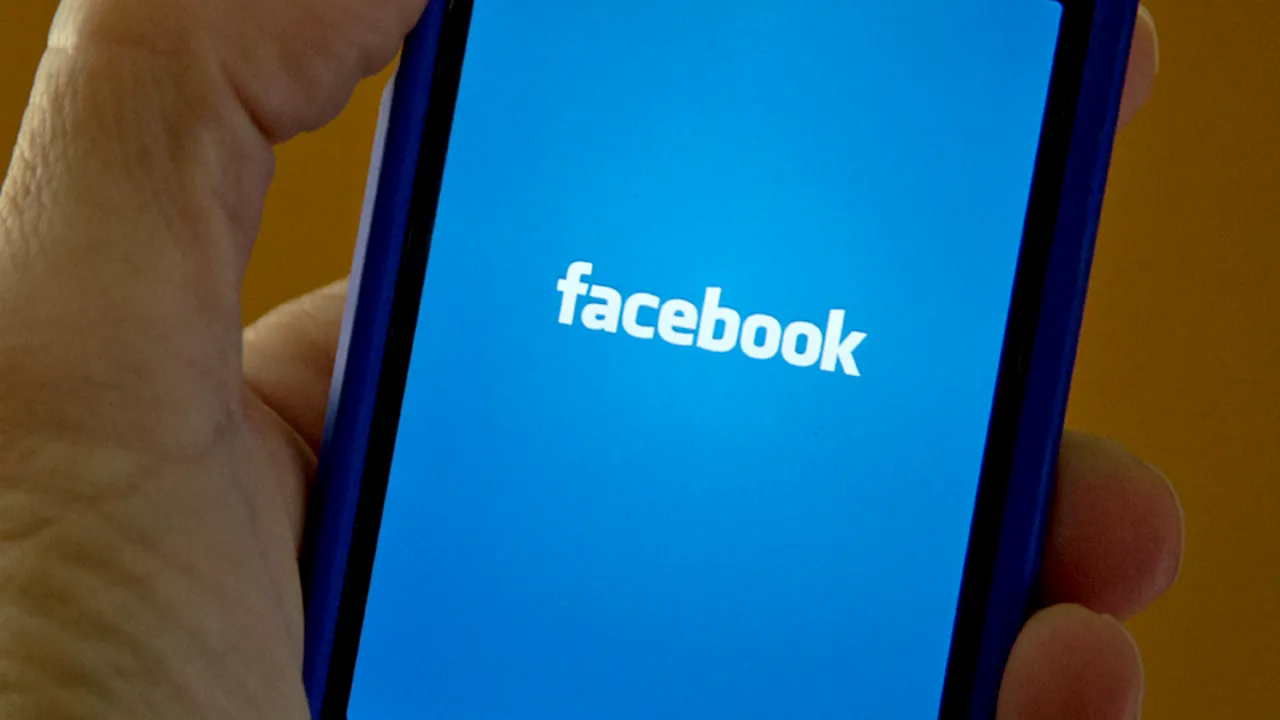 New York Times: FACEBOOK încearcă pentru a treia oară să producă un SMARTPHONE, cu specialiști de la APPLE