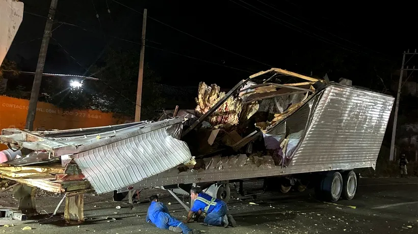 Peste 50 de migranți au murit şi 100 au fost răniți, după ce camionul în care se aflau s-a răsturnat pe o autostradă din Mexic (FOTO)
