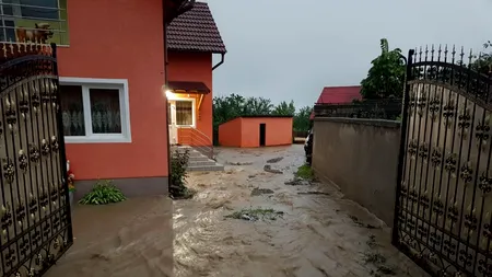 DISTRUGERI. Inundațiile fac ravagii în zeci de gospodării din județul Brașov. Localnicii au avut nevoie de intervenția autorităților