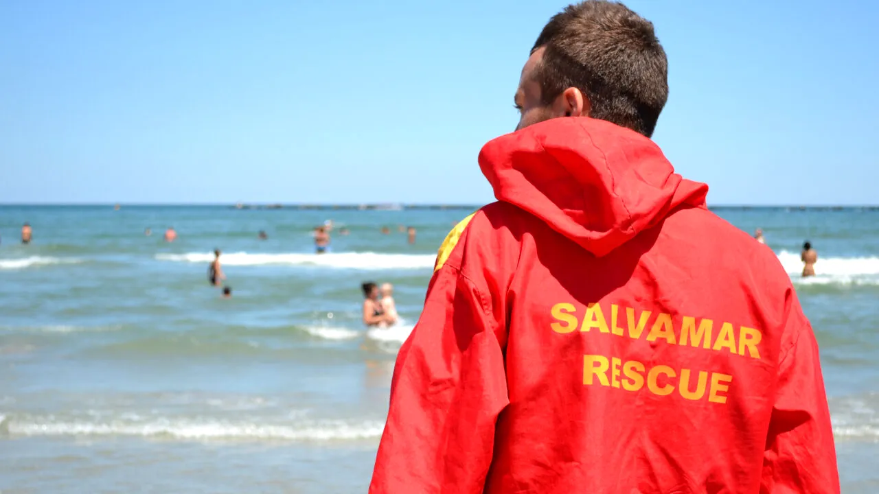 Alertă după ce un bărbat a dispărut de pe plaja de la Constanța. A fost căutat cu elicopterul de salvamari
