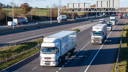 Un șofer de TIR a încercat să mituiască un polițist rutier cu suma de 1.000 de lei. Ce făcuse bărbatul și cum a reacționat agentul