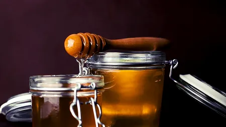 Consumatorii, păcăliți că mierea din produse evită problemele provocate de zahăr. Ce adevăr a dezvăluit un nou studiu și cum ne păcălesc campaniile de marketing