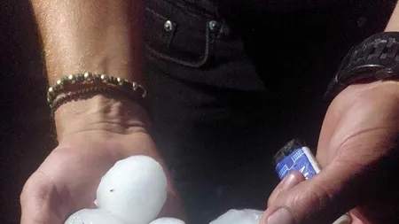 GRINDINĂ cât oul de găină în județul Olt. Mai multe mașini au fost avariate