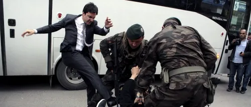 Durerea morților, dublată de durerea bătăii. Consilierul premierului turc, fotografiat în timp ce lovea cu picioarele un protestatar după tragedia din mină