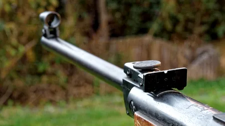 Bărbat, ÎMPUȘCAT cu o armă cu aer comprimat de un vecin. Cum s-a produs incidentul