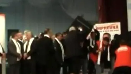 Campanie cu emoții. O parte a scenei s-a rupt în timpul lansării candidaților USL