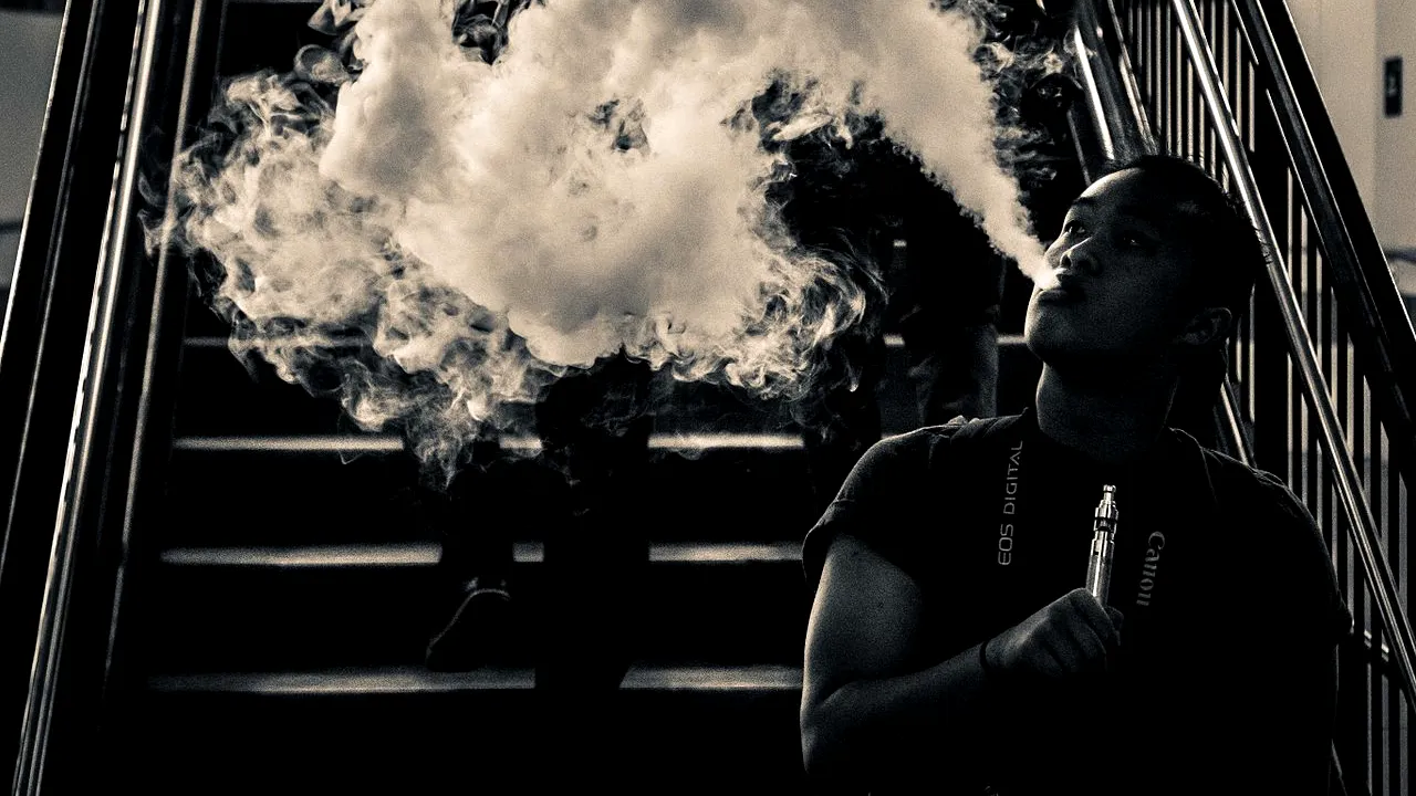 Franța INTERZICE țigările electronice. „Este o problemă importantă de sănătate publică”