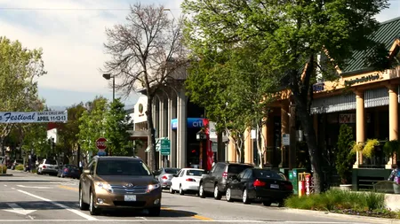 Acesta este cel mai scump oraș din Silicon Valley. Nu are magazine sau terase, dar găzduiește cei mai bogați oameni din industria tehnologiei