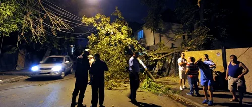 FURTUNĂ ÎN BUCUREȘTI. Un bărbat a fost rănit grav de un panou care a căzut din cauza vântului