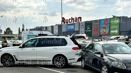 Accident ȘOCANT într-o parcare din București: Mamă surprinsă între două mașini, după ce fiul ei de 6 ani s-a urcat la volan și a băgat marșarier