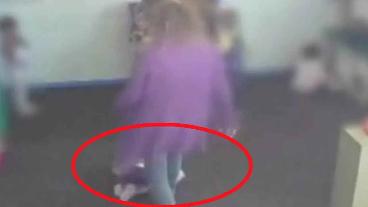 Cruzime fără margini. Imaginile în care o angajată de la o creșă lovește un copil de 15 luni cu picioarele în cap 