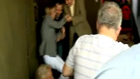 S-a rupt banca cu miniștri. Momentul stânjenitor prin care au trecut Szabo, Pană și Stanoevici la Festivalul Usturoiului