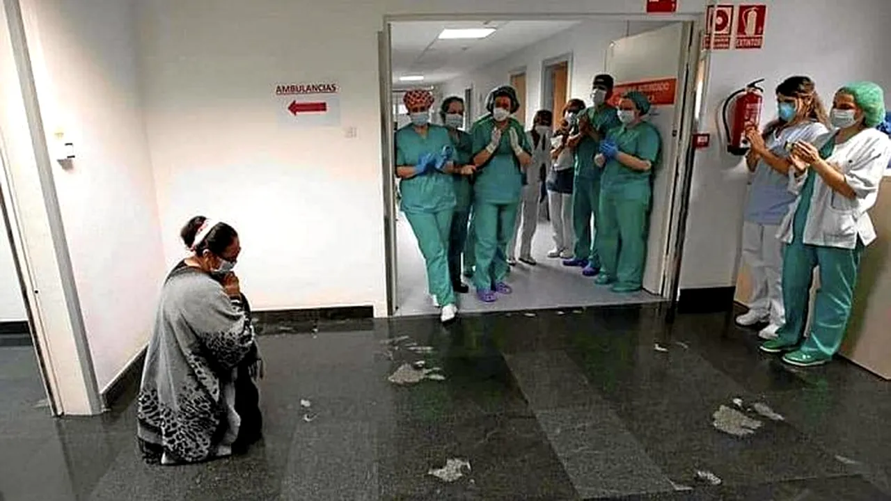 Fotografia unei mame românce, în genunchi în fața medicilor, premiată de autoritățile din Spania: 