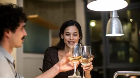 Mitul consumului moderat de ALCOOL, demontat. Are sau nu legătură cu demența și Alzheimerul?