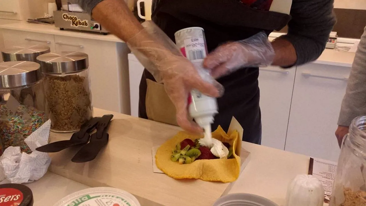 Un tânăr de 19 ani a deschis prima shaormerie dulce, în care se vinde kebab cu ciocolată