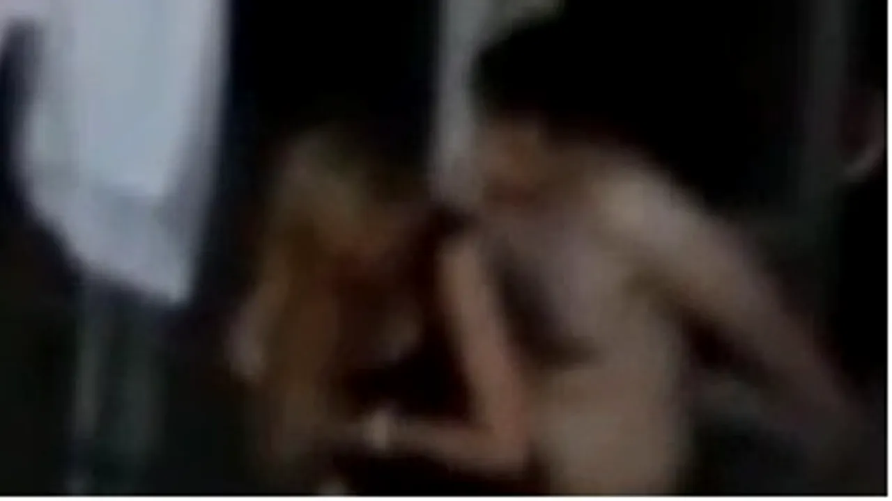 Doi tineri fac SEX PE BALCON. Vecinul îi înregistrează. FILMUL a ajuns imediat pe INTERNET