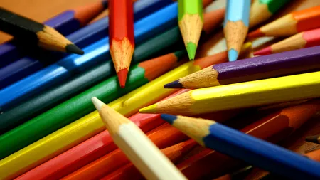 Rechizite în loc de flori, cerute de o profesoară din Buzău. Profesoara: Florile ajung la gunoi, rechizitele sunt folosite