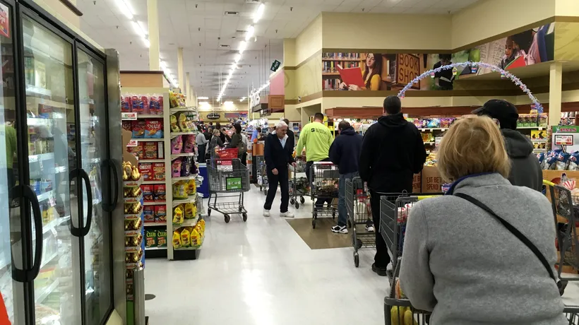 Anunțul care i-a ȘOCAT pe clienții unui supermarket din Vaslui: „Deschidem casa 3 pentru români”