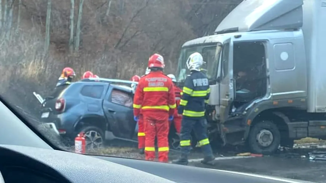 Grav accident la ieșirea din Brașov spre Predeal. Un Duster a intrat frontal într-o dubă