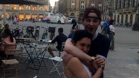 Visul american, coșmar pentru un britanic: Au crezut că vreau să rămân în SUA. M-au băgat la închisoare. Toaleta era o groapă săpată în pământ / În timp ce iubita îl aștepta în lacrimi, tânărul încătușat a fost deportat de urgență, din cauza unui mesaj banal