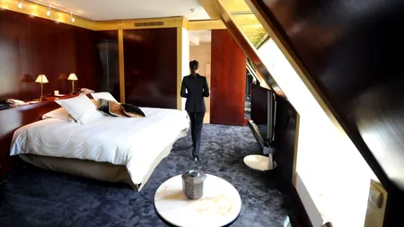 Pahare șterse cu fața de pernă și comisioane ascunse la prețurile de cazare. Ce nu știu clienții despre serviciile de la hotel