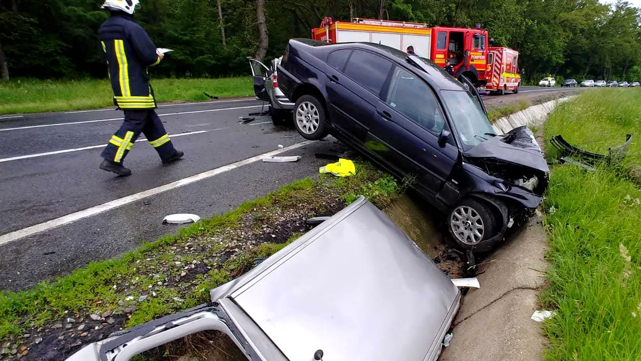 Accident grav în Brașov: Trei persoane au fost rănite, dintre care două încarcerate, după ce două mașini s-au ciocnit - FOTO