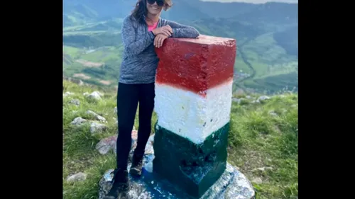 Șicane la nivel înalt. Președinta maghiară s-a pozat cu borna vopsită în culorile Ungariei pe muntele Piatra Secuiului, în județul Alba: „Nu vom tăia niciodată cordonul ombilical dintre patria-mamă şi maghiari”
