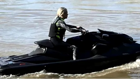 Eroina de pe skijet, din Arad, care a ajutat la SALVAREA a două femei din apă. Cele două, mamă și fiică, au vrut să-și ia viața