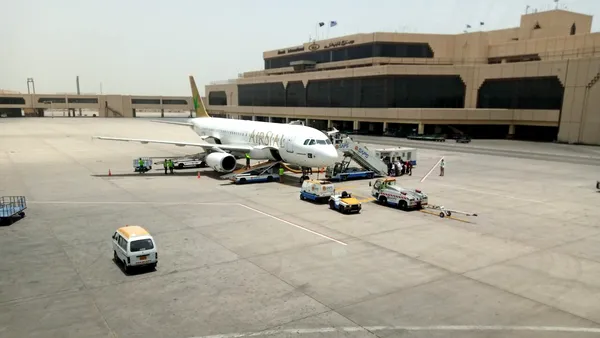 Alertă în Arabia Saudită. Mai multe persoane au fost rănite, în urma unui atac asupra aeroportului „King Khalid” din Riad. Zborurile au fost fie redirecționate, fie anulate. Cine ar fi în spatele loviturii
