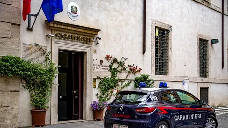 VIDEO | Doi hoți înarmați cu AK-47 au intrat într-o pizzerie din Italia, plină cu familii și copii: „Putea fi un masacru”