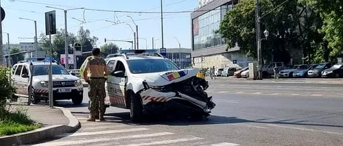 Autospecială a Poliției Militare, care trebuia să ajungă la repetițiile de la Arcul de Triumf, implicată într-un accident auto în sectorul 4. O femeie și un copil de 2 ani au ajuns la spital (FOTO)