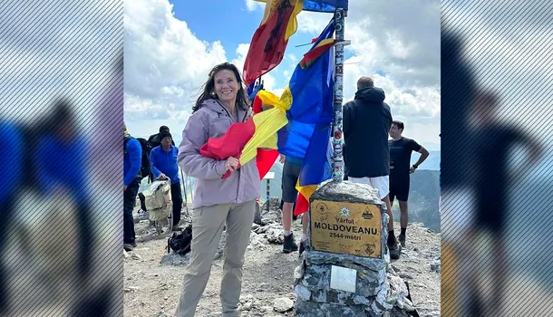 Carmen și Klaus Iohannis, baie de mulțime pe Vârful Moldoveanu. Ce sportiv celebru trecea întâmplător pe acolo