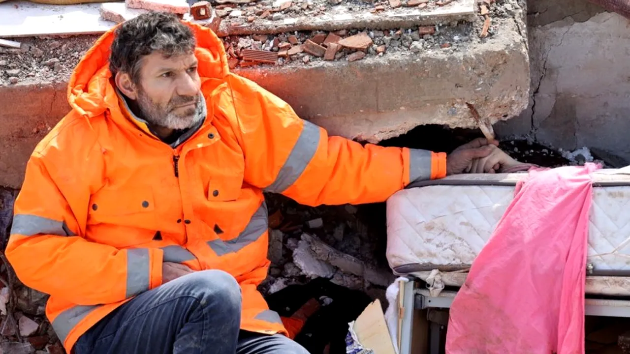 IMAGINI CUTREMURĂTOARE! Un tată își ține de mână fiica moartă, prinsă sub dărâmăturile unei clădiri din Turcia