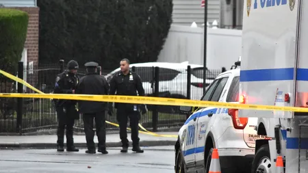 Doi adulți și doi copii au fost UCIȘI de o rudă, într-un cartier din New York. Alte trei persoane au fost rănite, între care doi polițiști