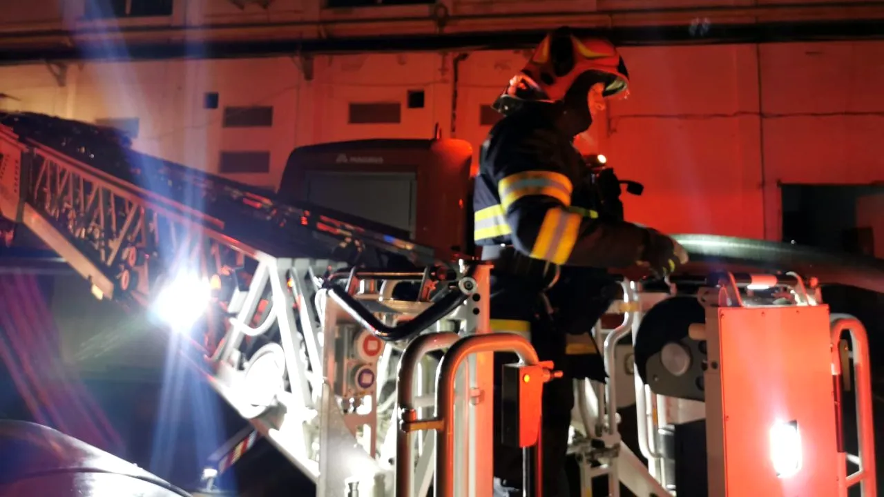 FOTO | Incendiu la o fabrică de textile din Botoşani. 59 de angajaţi au fost evacuați