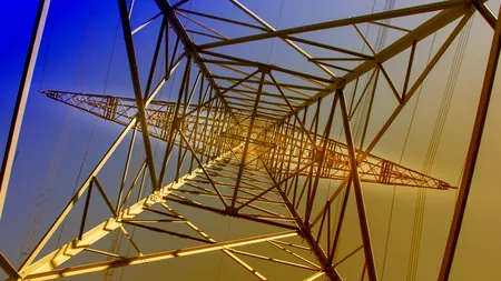 Mii de persoane rămase fără curent electric, după ce un bărbat s-a urcat pe un stâlp și amenință că se sinucide