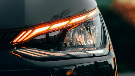 Cod rutier 2024. Pe ce categorie de drumuri este obligatoriu să mergi cu faza scurtă. Este suficient să fie aprinse numai DRL?