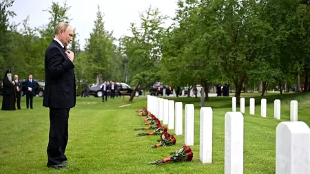 Vladimir Putin a depus o coroană de flori la un cimitir din ALASKA unde se află rămășițele unor piloți sovietici