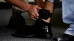Polițist din Caransebeș, obligat de instanță să poarte brățară electronică. Este cercetat penal și disciplinar