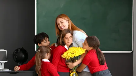 Cât a ajuns să coste un buchet de flori pentru învățătoare, diriginte și profesoare în 2024? Părinții sunt exasperați de PREȚURI și lipsa stocurilor