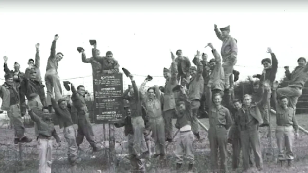 A ascuns o cameră foto într-o biblie și a surprins TRAGEDIA și SPERANȚA dintr-un lagăr nazist. Cum se relaxau soldații britanici după ce își îngropau camarazii