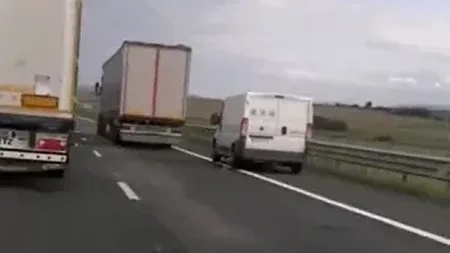 VIDEO | Un șofer inconștient conduce cu viteză pe banda de urgență, în timp ce depășește două tiruri