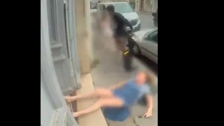 VIDEO | O bunică și nepoata ei au fost atacate de un tâlhar fără adăpost. Bărbatul a încercat să o RĂPEASCĂ pe fata de 7 ani